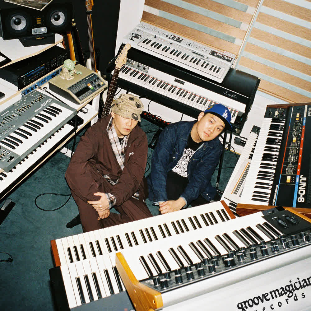 Hookuo & ISAAC - She Knows Magic.mp3